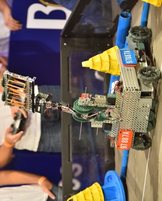 Robot construido por jóvenes del laboratorio de robótica de BBVA Paraguay en el marco del Festechpy Robot construido por jóvenes del laboratorio de robótica de BBVA Paraguay en el marco del Festechpy