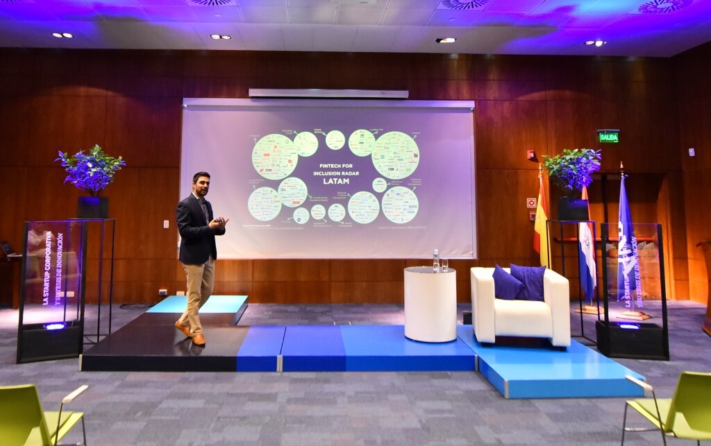 Sergio Zuñiga, director de innovación de BBVA Colombia en conferencia ante clientes de BBVA Paraguay Sergio Zuñiga, director de innovación de BBVA Colombia en conferencia ante clientes de BBVA Paraguay