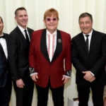 Sir Elton John y David Furnish con Joan Roca y el equipo directivo de BBVA Compass en la gala benéfica de la EJAF Sir Elton John y David Furnish con Joan Roca y el equipo directivo de BBVA Compass en la cena benéfica de la EJAF
