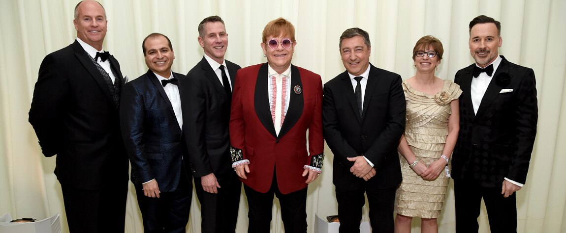 Sir Elton John y David Furnish con Joan Roca y el equipo directivo de BBVA Compass en la cena benéfica de la EJAF