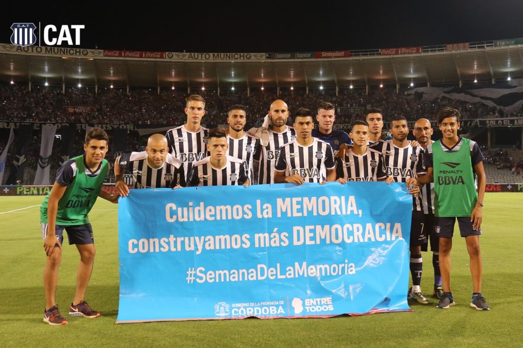 Talleres ganó nuevamente 1 a 0 a Defensa y Justicia Los jugadores de Talleres muuestran un cartel por la semana de la Memoria