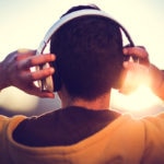 auriculares-podcast-radio-contenidos-voz-audio-millenial-luz-espalda-recurso-bbva