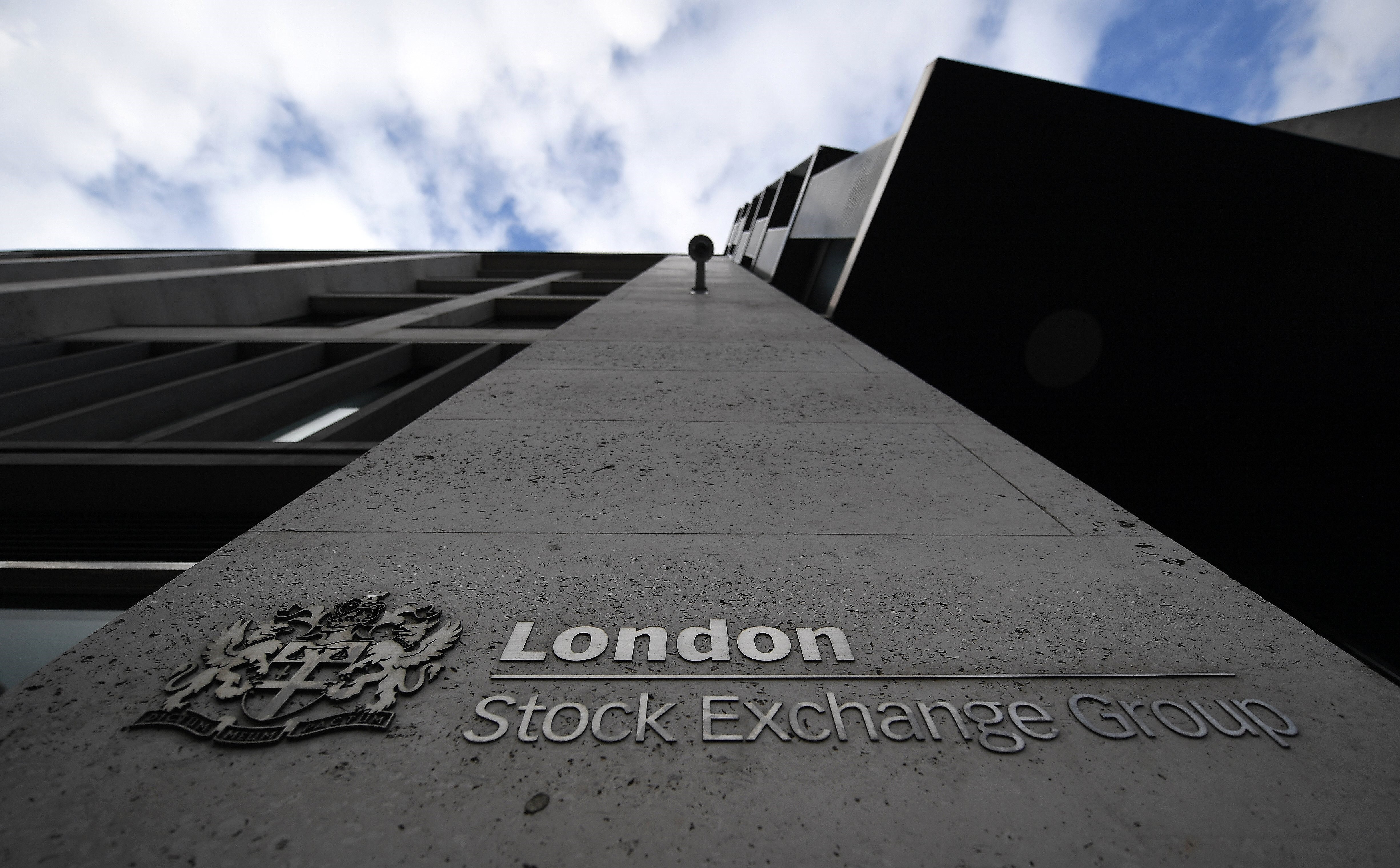 R.UNIDO BOLSAS CAÍDAS:ARA10. LONDRES (REINO UNIDO), 06/02/2018.- Vista del rótulo en el edificio de la Bolsa de Londres (Reino Unido), hoy 6 de febrero de 2018. Las bolsas europeas moderaban sus caídas a media mañana, después de haber registrado fuertes bajones al inicio de la sesión con la vista puesta en el hundimiento que se produjo ayer en Wall Street, sin precedentes en los últimos diez años. La totalidad de los índices de los grandes mercados europeos cotizaban esta mañana a la baja, aunque el descenso a las 09.30 GMT no era tan acusado como al inicio de los intercambios hora y media antes, cuando cedían más del 3 %. El CAC-40 de la Bolsa de París cedía un 1,57 %, el DAX de Fráncfort un 1,69 %, el FTSE 100 de Londres un 1,61 %, el FTSE MIB de Milán un 1,37 % y el IBEX 35 de Madrid un 1,55 %. EFE/ Andy Rain Bolsa londres