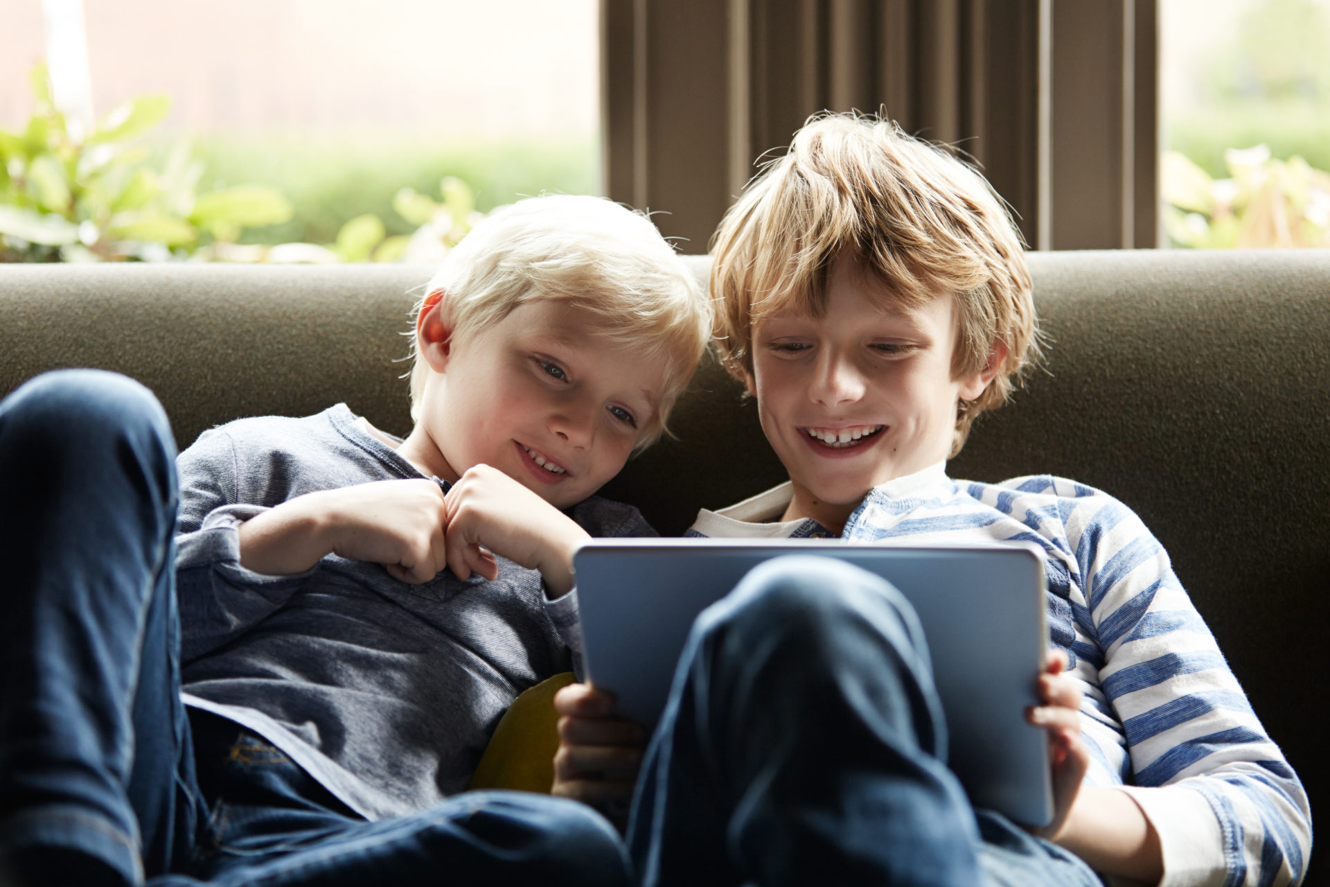 tablet-ninos-jugando-educacion-bbva-recurso