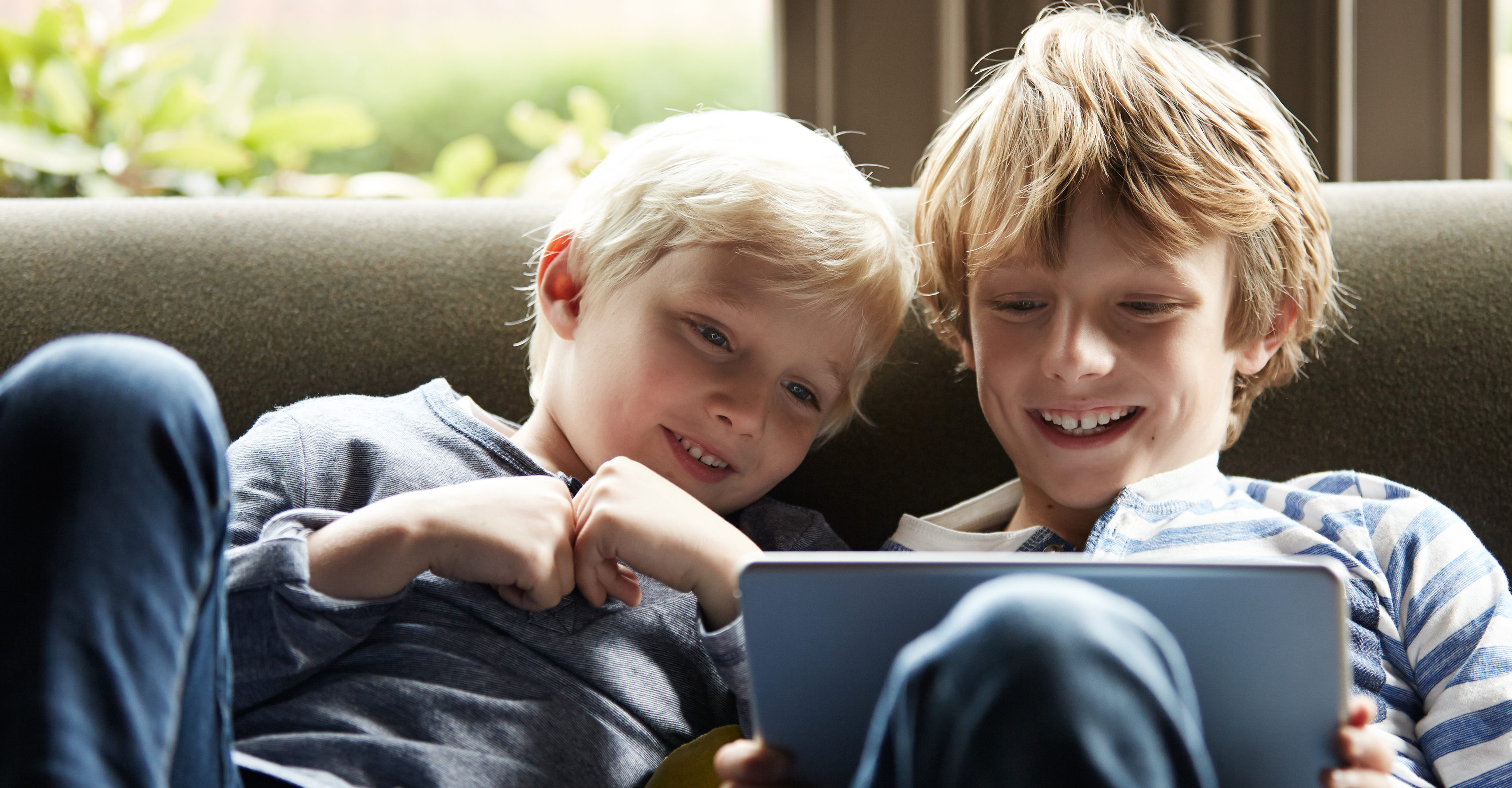 tablet-ninos-jugando-educacion-bbva-recurso tablet-ninos-jugando-educacion-bbva-recurso