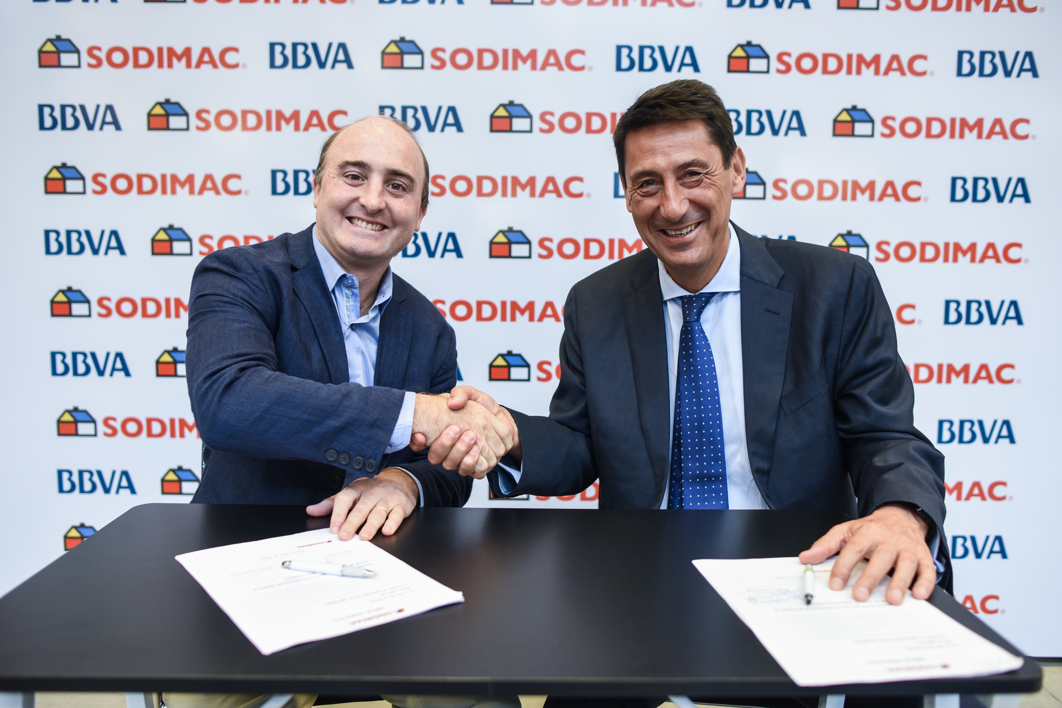 Firma del acuerdo: Gregorio Odriozola, gerente general de Sodimac Uruguay y Antonio Alonso presidente ejecutivo de BBVA Uruguay Sodimac y BBVA presentan en Uruguay la nueva tarjeta de crédito Visa