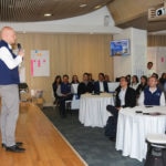 Derek White con empleados de BBVA Colombia Derek White con empleados de BBVA Colombia