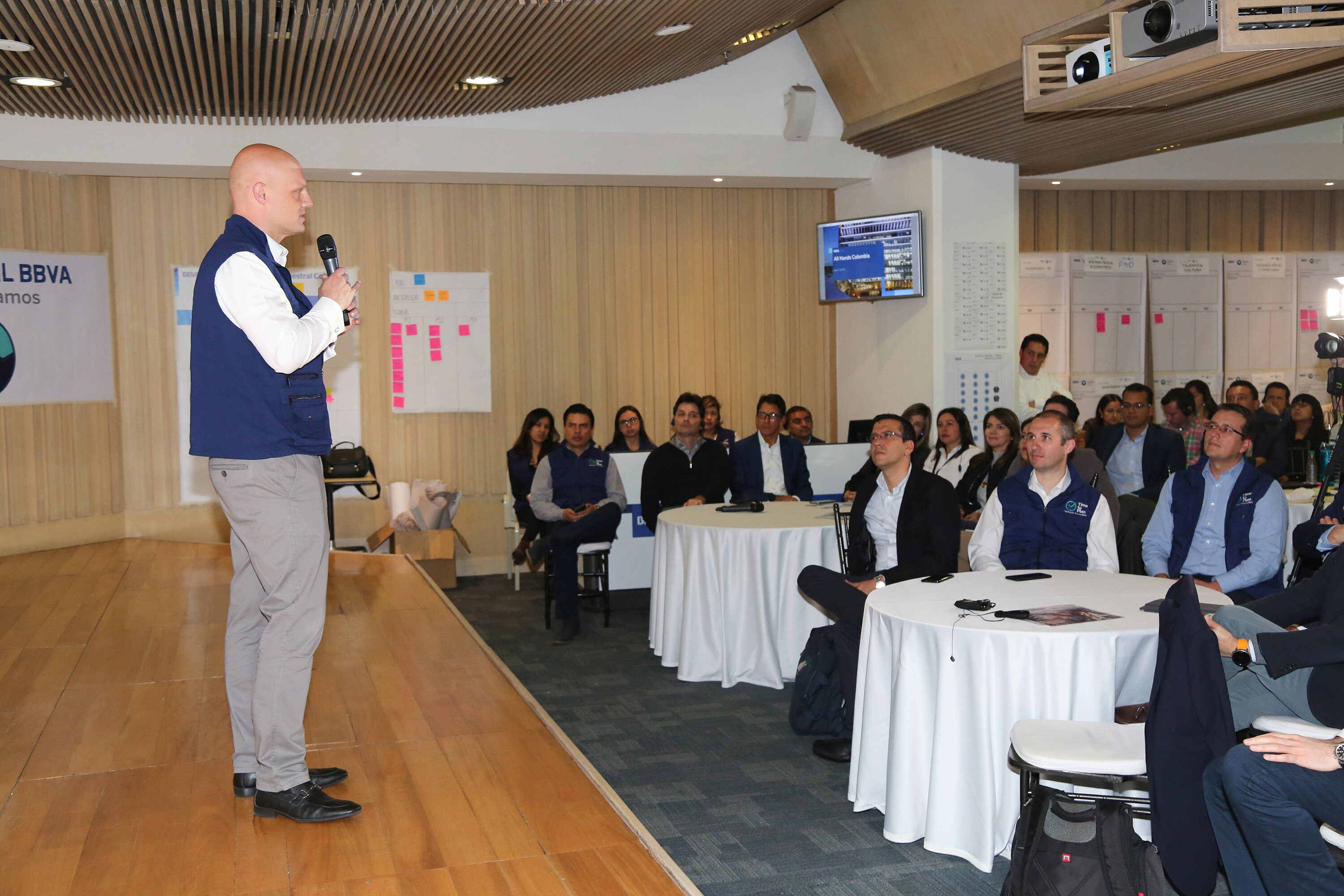 Derek White con empleados de BBVA Colombia Derek White con empleados de BBVA Colombia