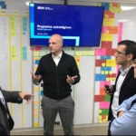 Derek White es informado sobre los proyectos estratégicos en BBVA Colombia Derek White es informado sobre los proyectos estratégicos en BBVA Colombia