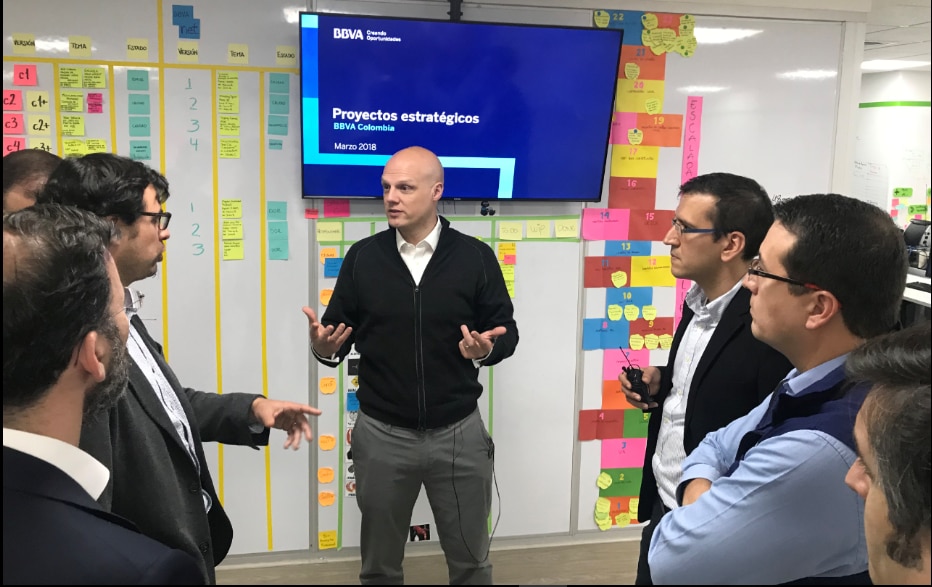 Derek White es informado sobre los proyectos estratégicos en BBVA Colombia Derek White es informado sobre los proyectos estratégicos en BBVA Colombia