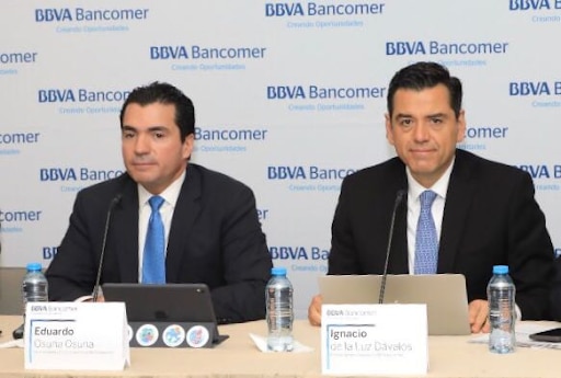 Eduardo Osuna Vicepresidente y DG BBVA Bancomer y Luis Ignacio De la Luz DG Finanzas. Eduardo Osuna Vicepresidente y DG BBVA Bancomer y Luis Ignacio De la Luz DG Finanzas.