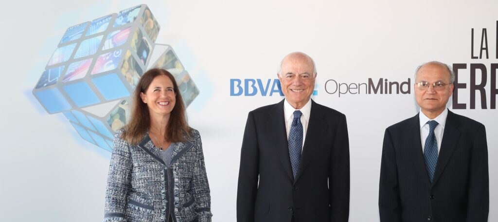 Francisco González, presidente de BBVA, junto a Diana Owen y Zia Qureshi, autores del libro Imagen de Francisco González, presidente de BBVA, junto a Diana Owen y Zia Qureshi