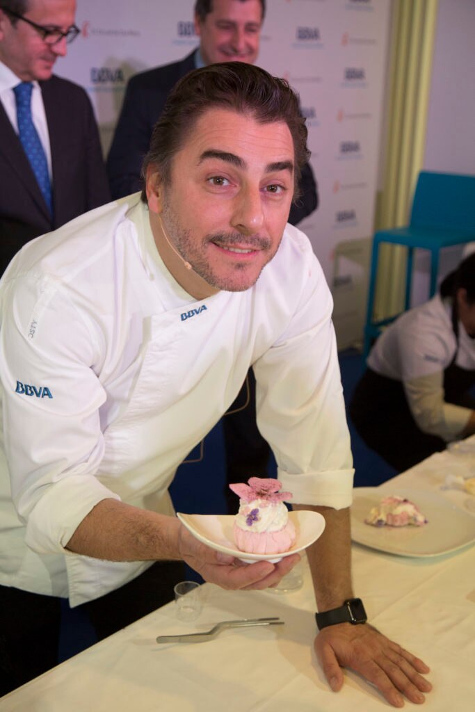 Jordi Roca con un postre de violetas dedicado a Madrid Jordi Roca con un postre de violetas dedicado a Madrid