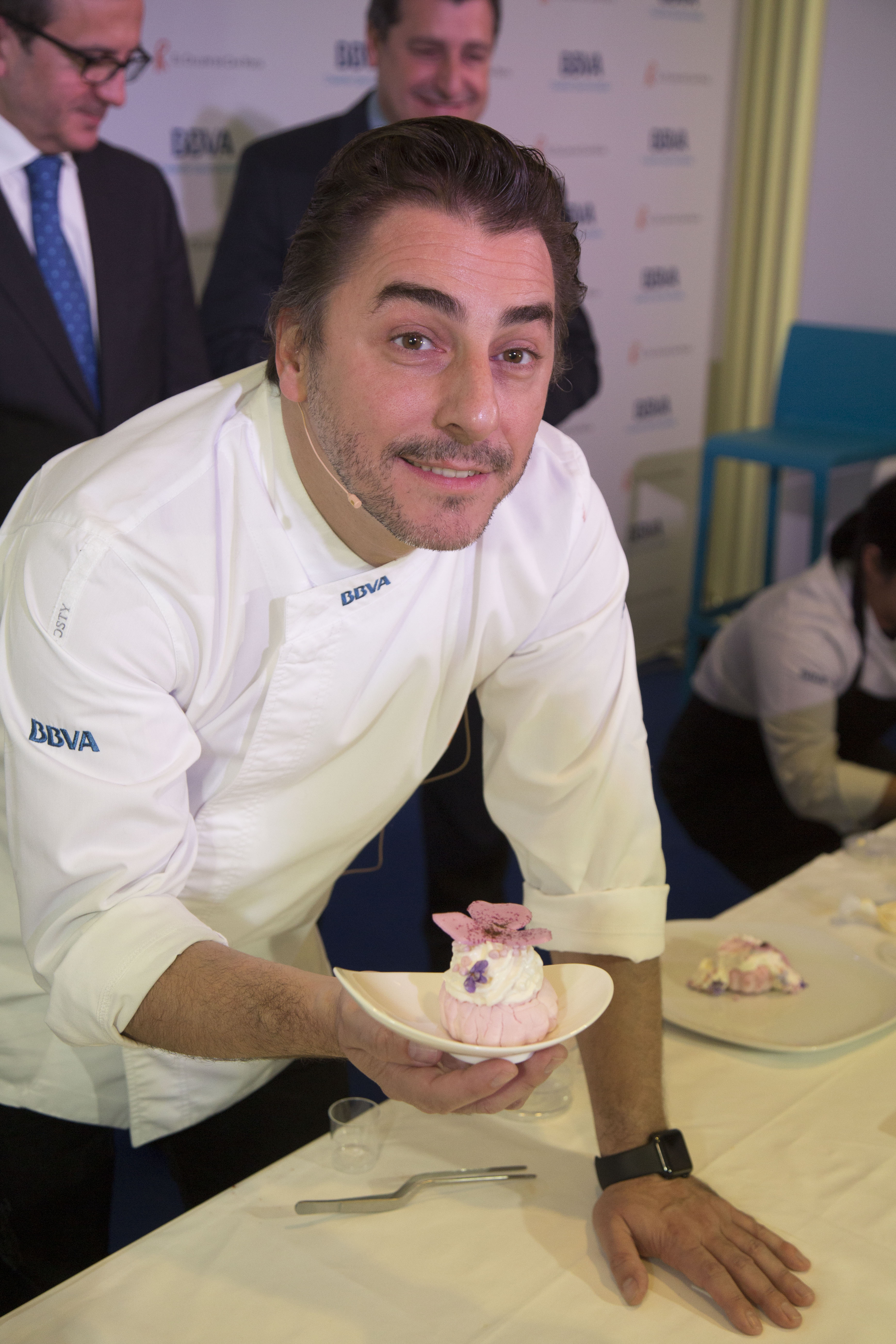 Jordi Roca con un postre de violetas dedicado a Madrid Jordi Roca con un postre de violetas dedicado a Madrid