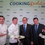 Los hermanos Roca y Juan Carlos Hidalgo, director de la DT Centro de BBVA, con algunos de los platos al tributo a la cocina madrileña