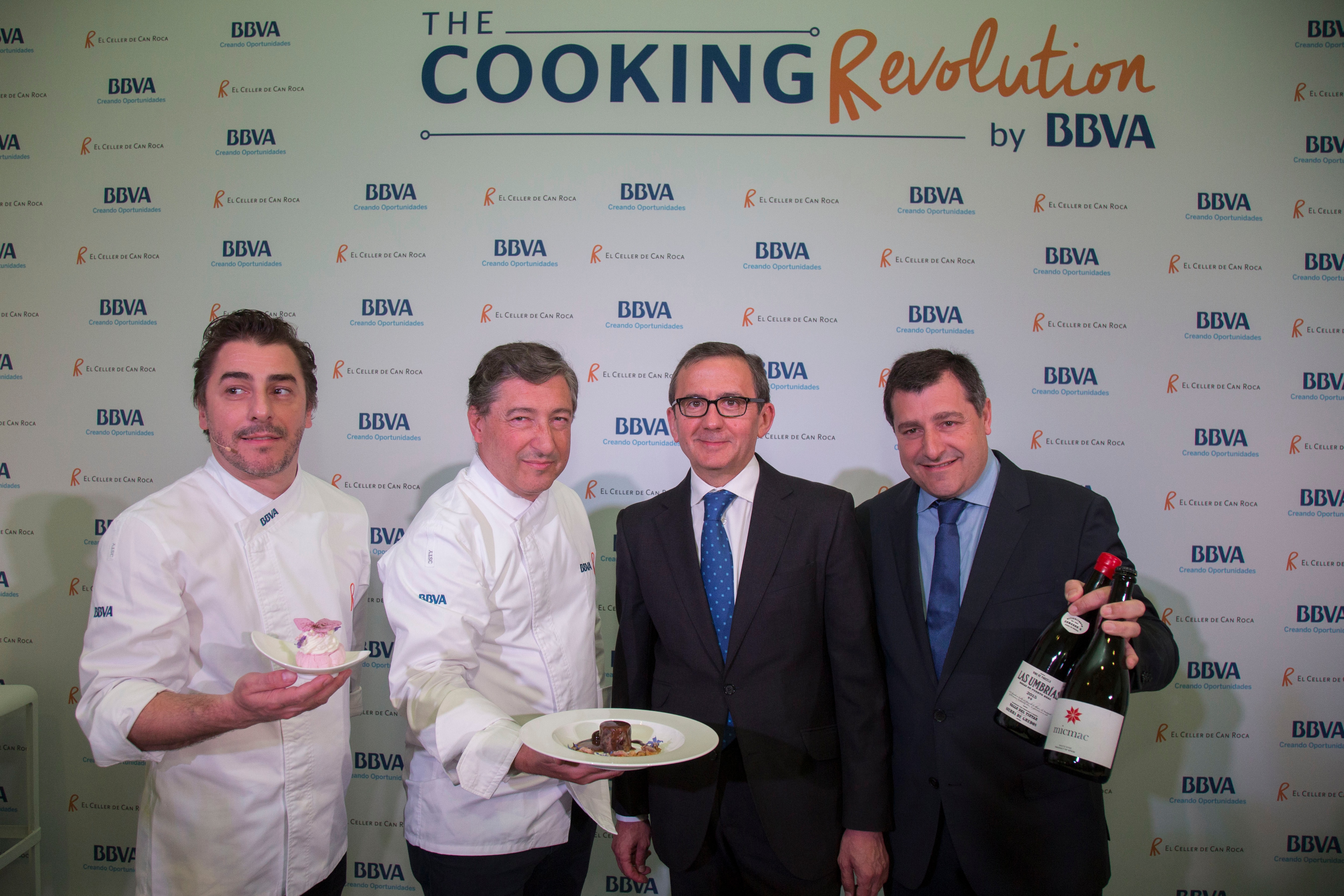 Los hermanos Roca y Juan Carlos Hidalgo, director de la DT Centro de BBVA, con algunos de los platos al tributo a la cocina madrileña Los hermanos Roca y Juan Carlos Hidalgo, director de la DT Centro de BBVA, con algunos de los platos al tributo a la cocina madrileña
