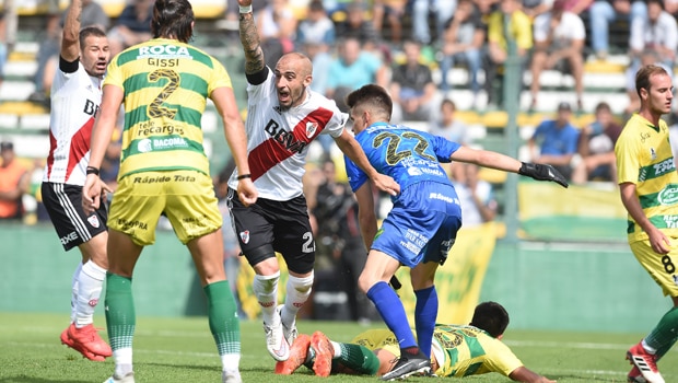 Pinola anota el segundo gol de River frente a Defensa y Justicia. Pinola anota el segundo gol de River frente a Defensa y Justicia.