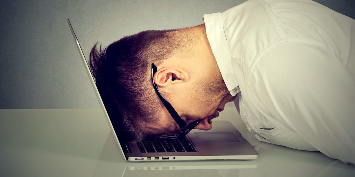 ordenador, trabajo, trabajador, cansado, desesperado recurso bbva