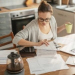 autonomo-mujer-trabajo-casa-papeleo-bbva