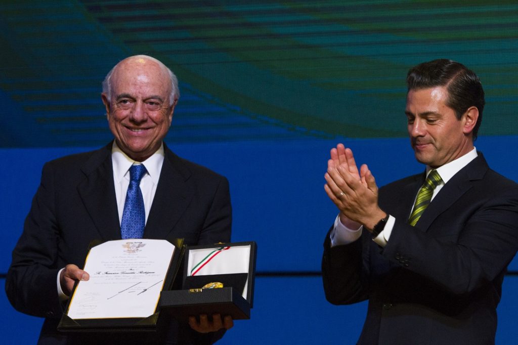El presidente de BBVA recibe el Aguila Azteca El presidente de BBVA recibe el Aguila Azteca