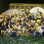 Los jugadores y cuerpo técnico festejan con la Copa