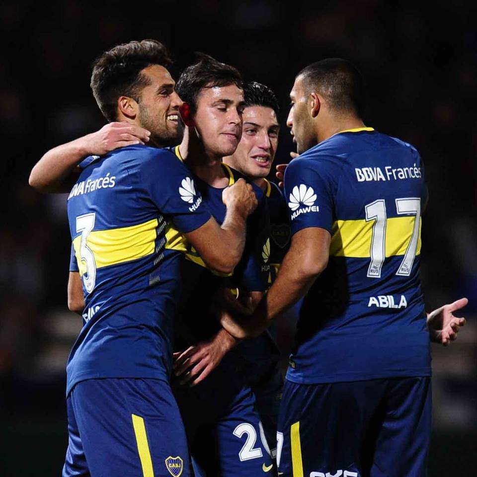 Los jugadores de Boca festejan el único gol del partido Los jugadores de Boca festejan el único gol del partido