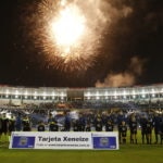 Los jugadores de Boca frente al cartel de Tarjeta Xeneize