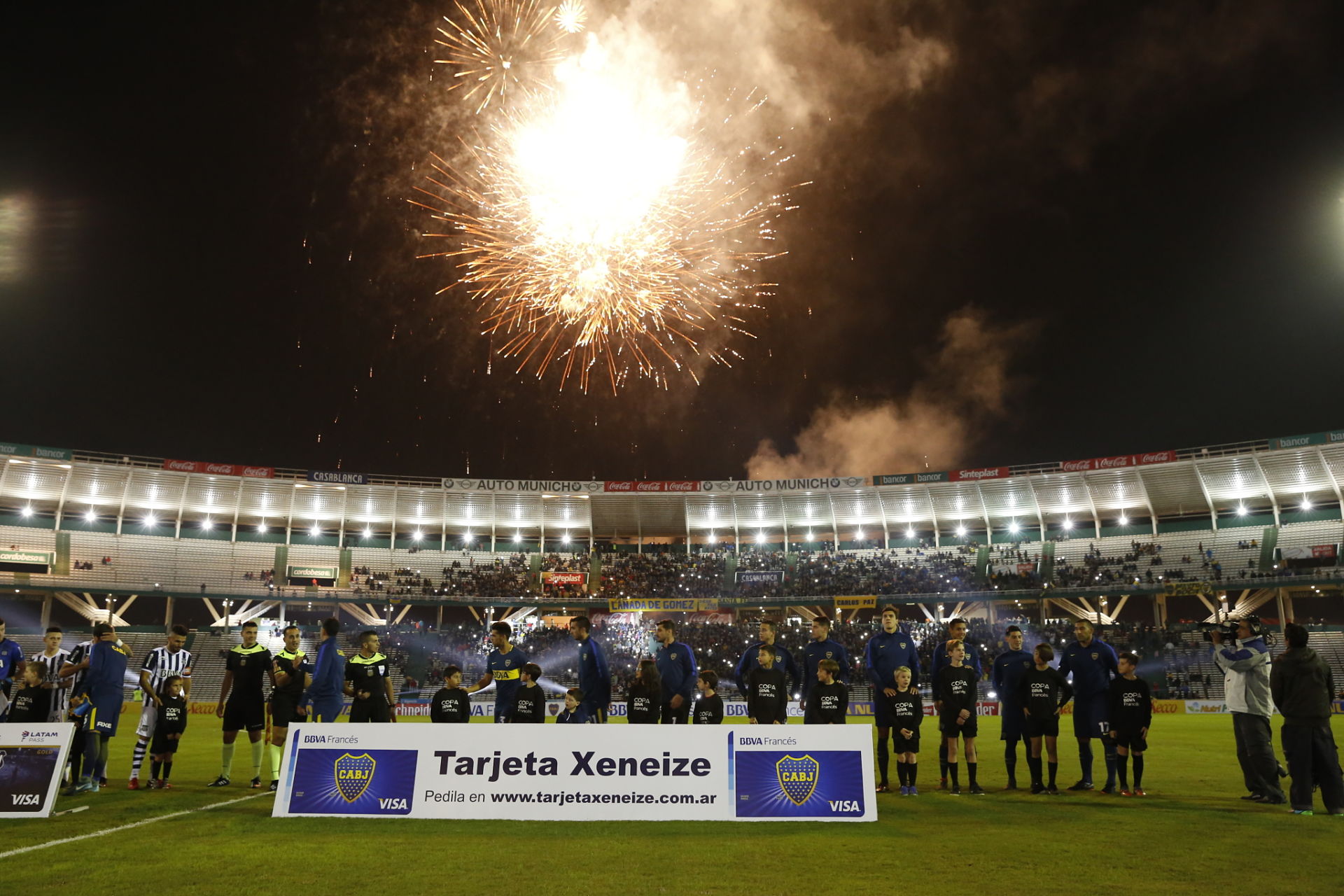 Los jugadores de Boca frente al cartel de Tarjeta Xeneize