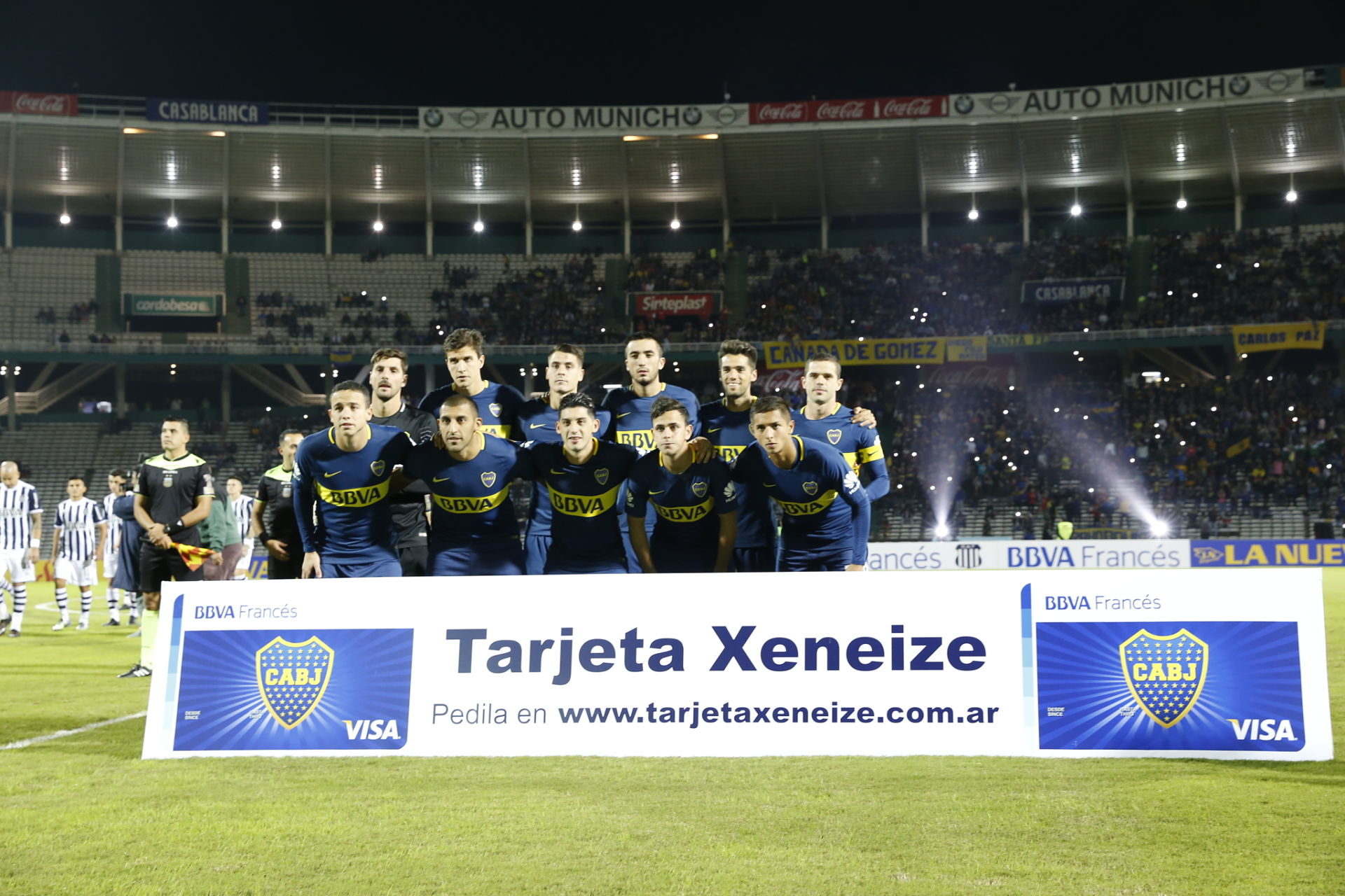 El plantel de Boca posa frente al cartel de Tarjeta Xeneize