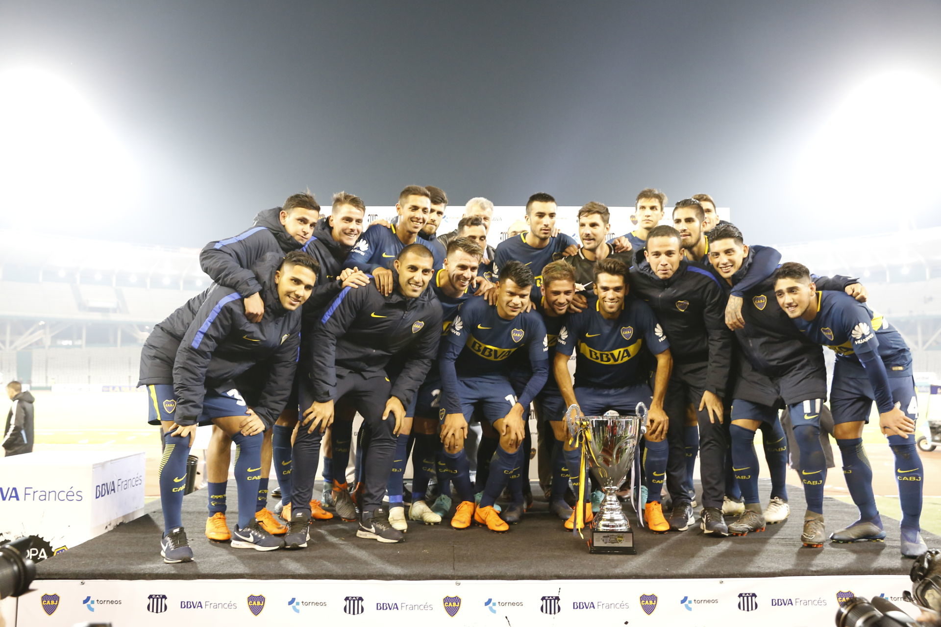 El plantel de Boca posa con la Copa BBVA Francés