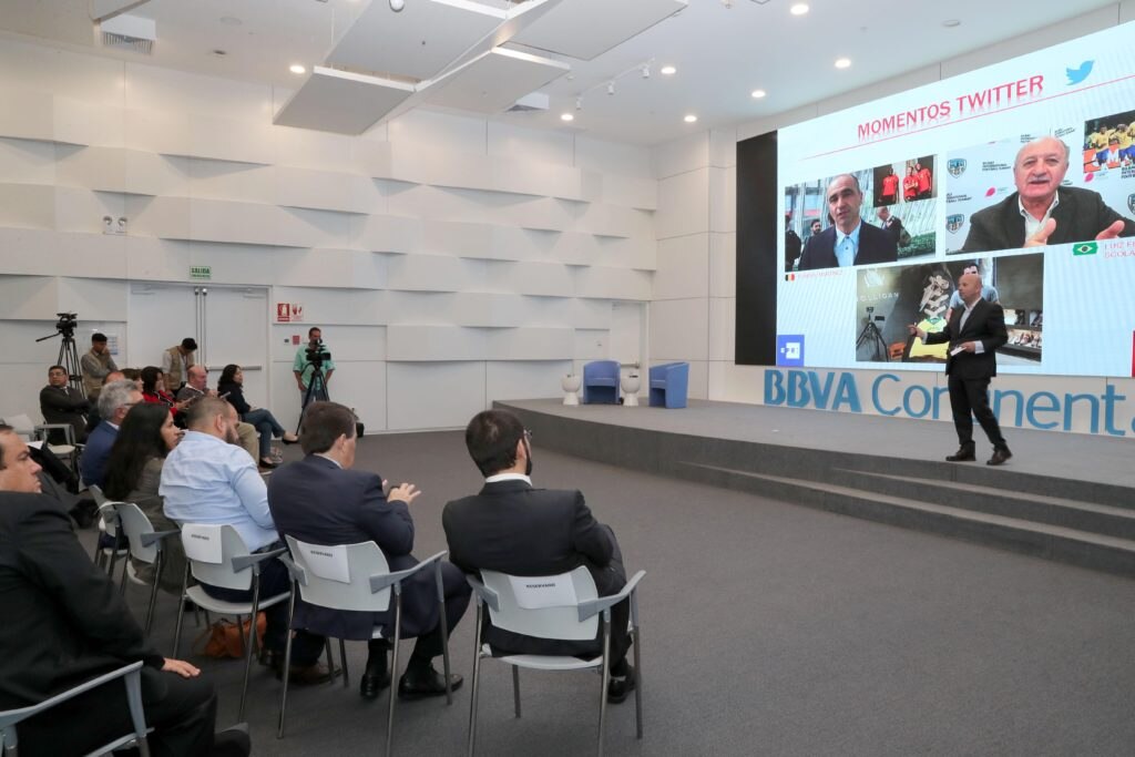 El director de deportes de la Agencia Efe, Luis Villarejo (i) hoy , 09 de mayo del 2018 , durante la presentación de la Conferencia El director de deportes de la Agencia Efe, Luis Villarejo (i) hoy , 09 de mayo del 2018 , durante la presentación de la Conferencia