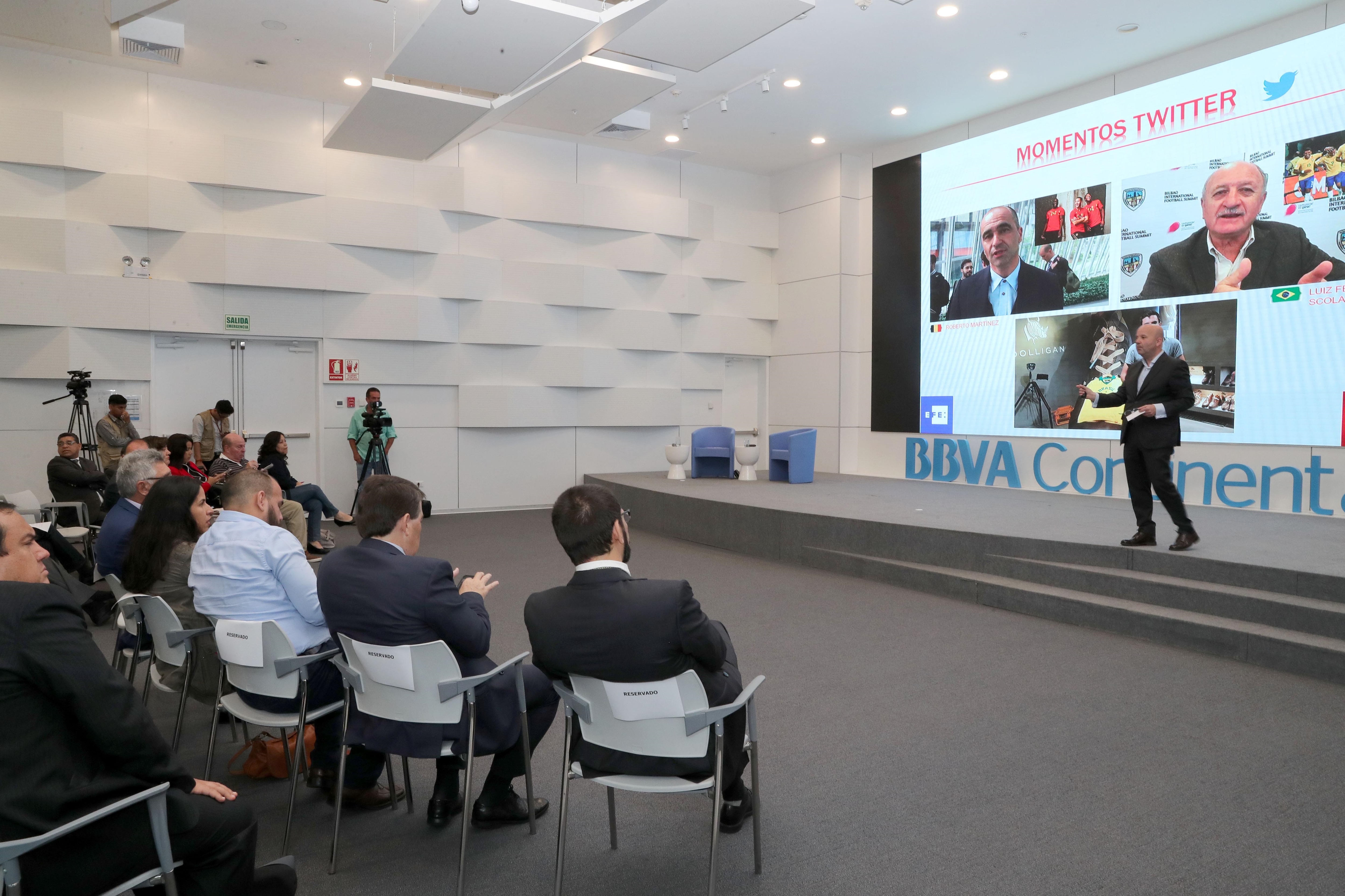 El director de deportes de la Agencia Efe, Luis Villarejo (i) hoy , 09 de mayo del 2018 , durante la presentación de la Conferencia El director de deportes de la Agencia Efe, Luis Villarejo (i) hoy , 09 de mayo del 2018 , durante la presentación de la Conferencia