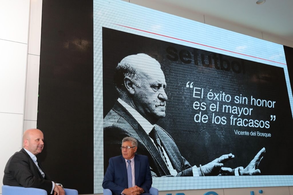Fotografía de Luis Villarejo y Ramón Quiroga en BBVA Continental Fotografía de Luis Villarejo y Ramón Quiroga en BBVA Continental
