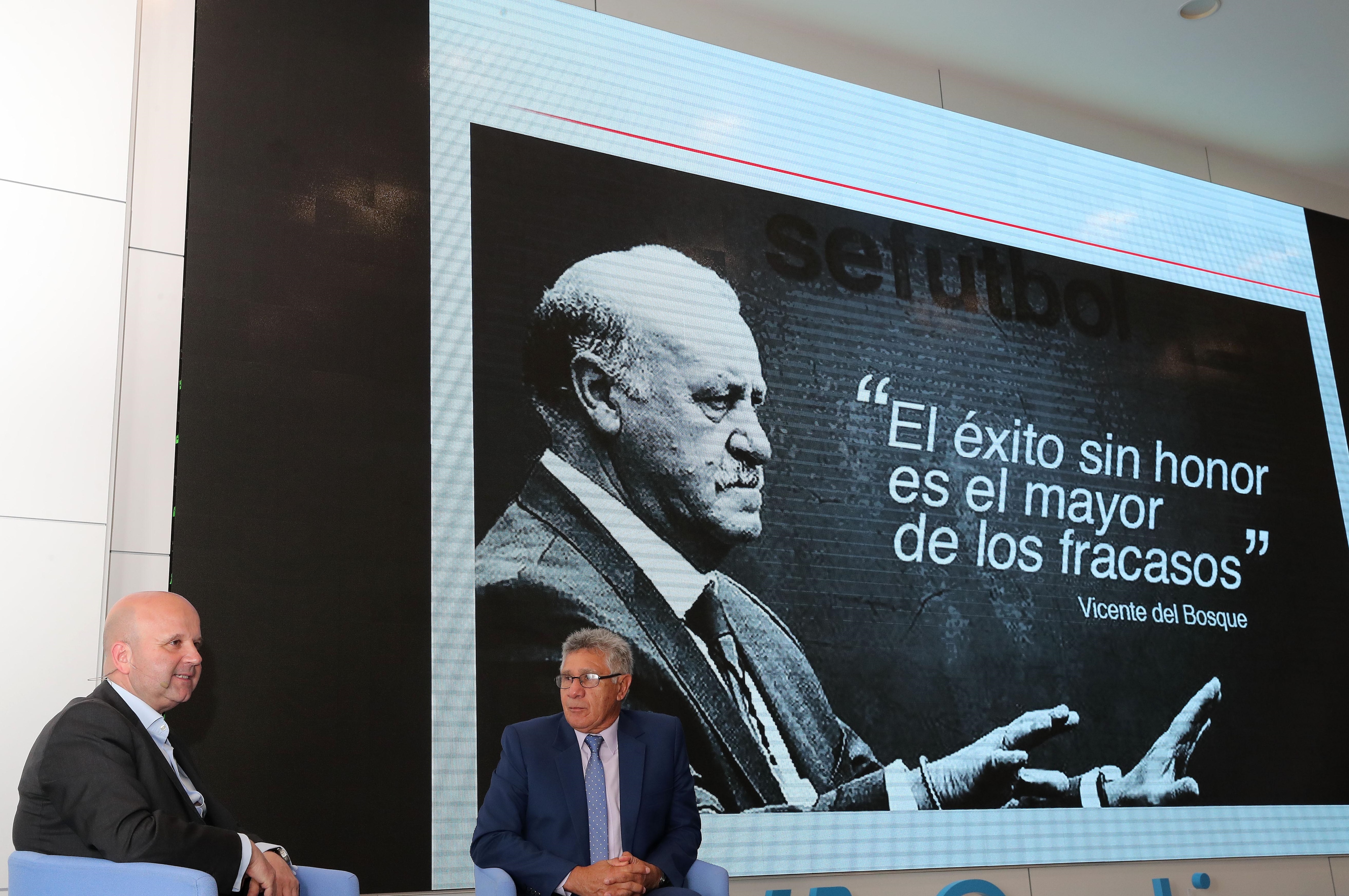 Fotografía de Luis Villarejo y Ramón Quiroga en BBVA Continental Fotografía de Luis Villarejo y Ramón Quiroga en BBVA Continental
