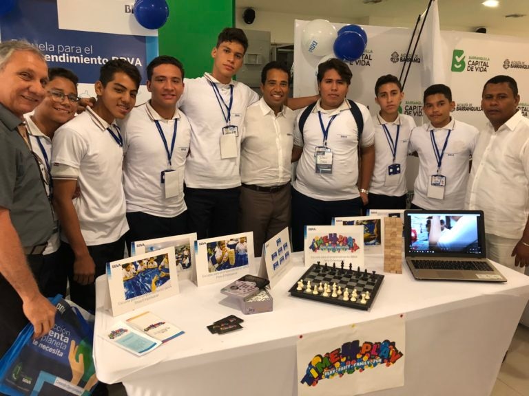 En-Escuela-para-el-Emprendimiento-BBVA-los-estudiantes-aprenden-a-desarrollar-sus-ideas-de-negocio-y-a-producirlas-hasta-ponerlas-en-el-mercado