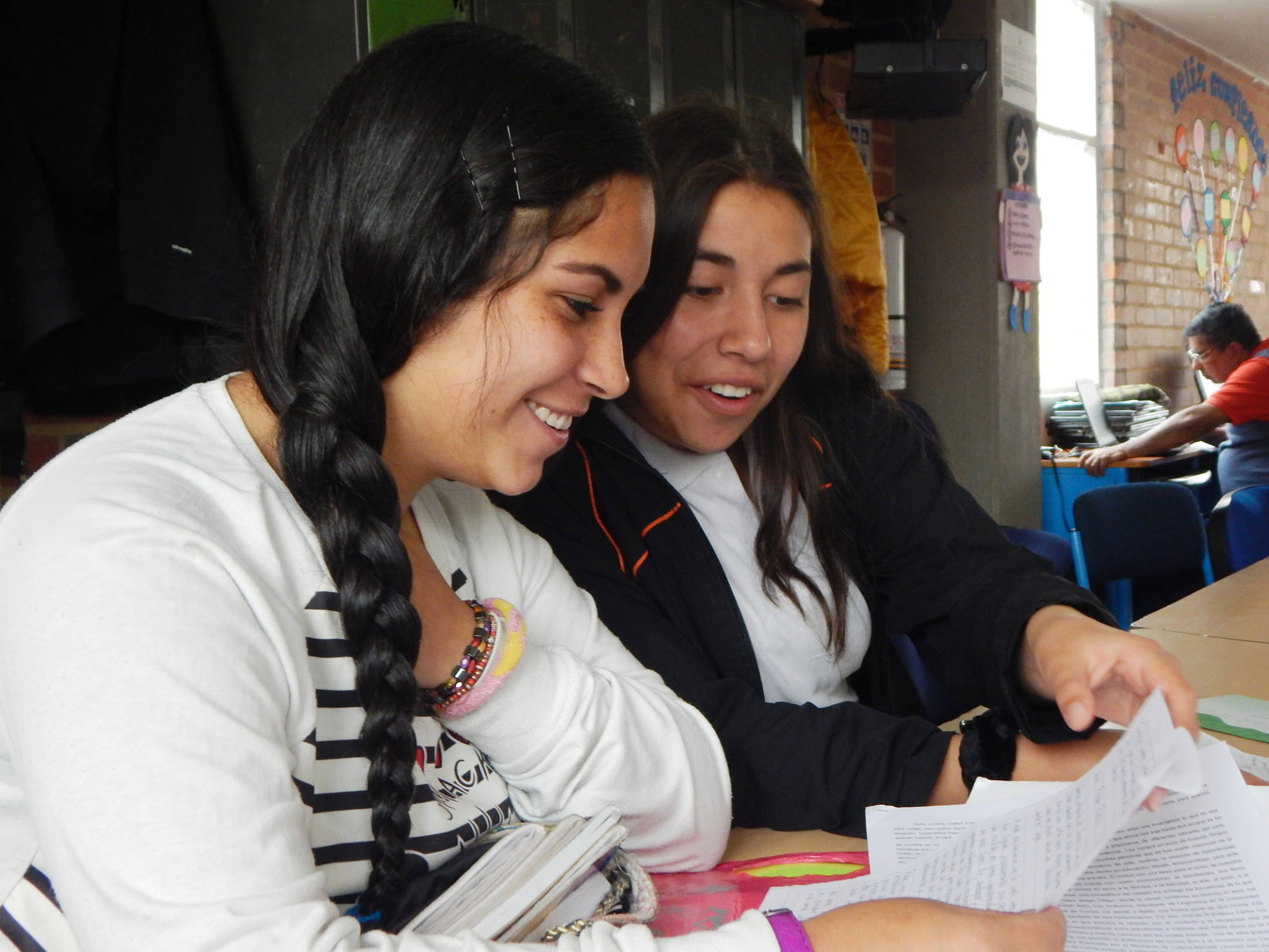 Estudiantes-del-colegio-Codama-de-Bogotá-leen-las-cartas-que les envían reclusos de diferentes cárceles del país