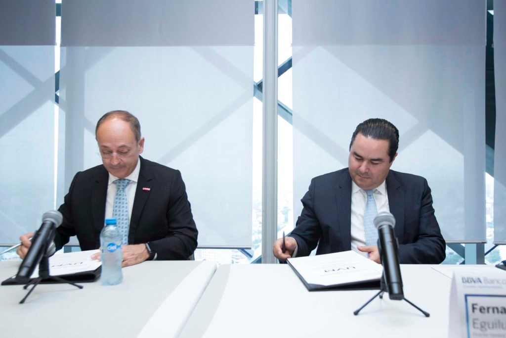 Fernando Eguiluz en la firma de convenio de BBVA Bancomer con la Universidad del Valle de México Fernando Eguiluz en la firma de convenio de BBVA Bancomer con la Universidad del Valle de México