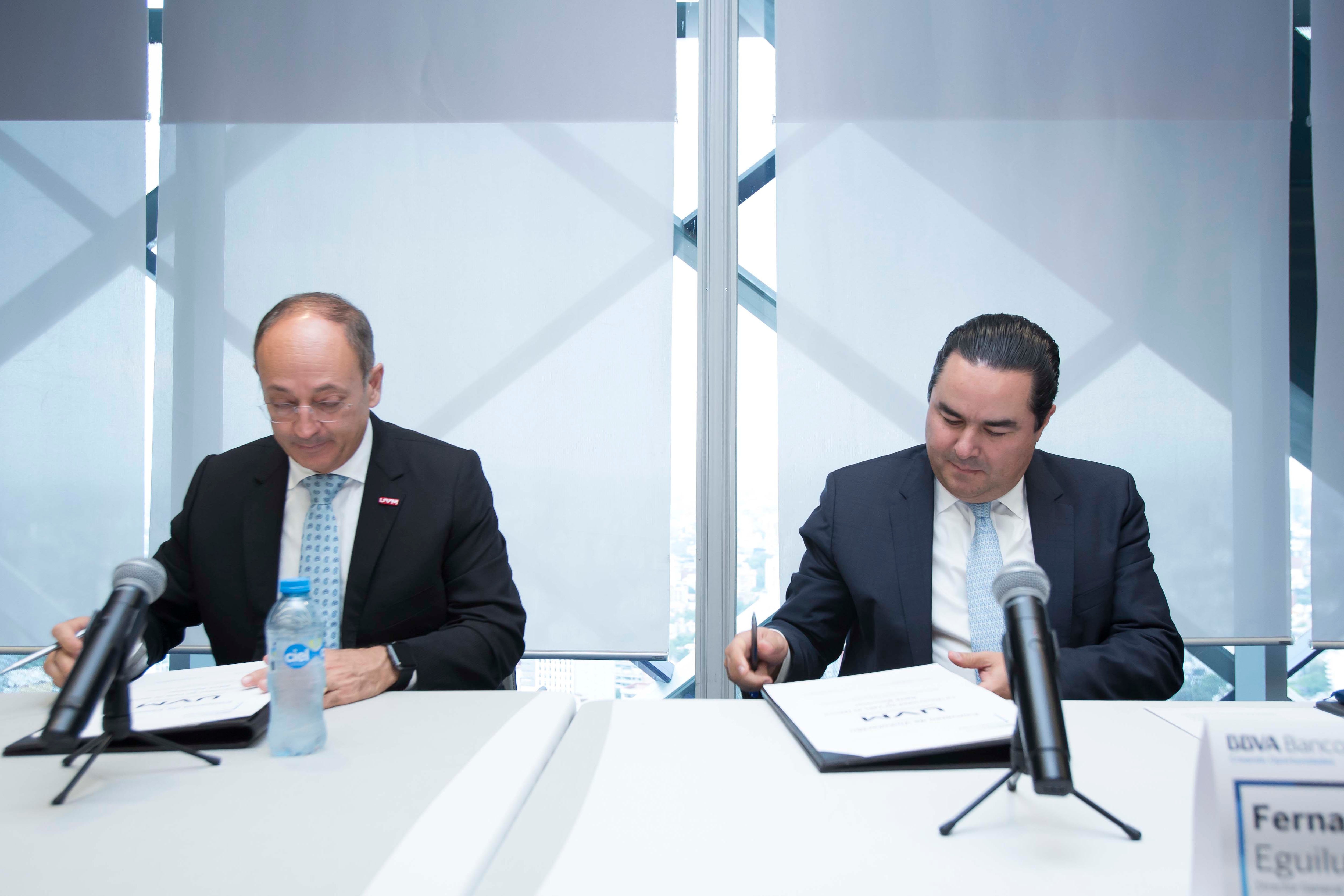 Fernando Eguiluz en la firma de convenio de BBVA Bancomer con la Universidad del Valle de México Fernando Eguiluz en la firma de convenio de BBVA Bancomer con la Universidad del Valle de México