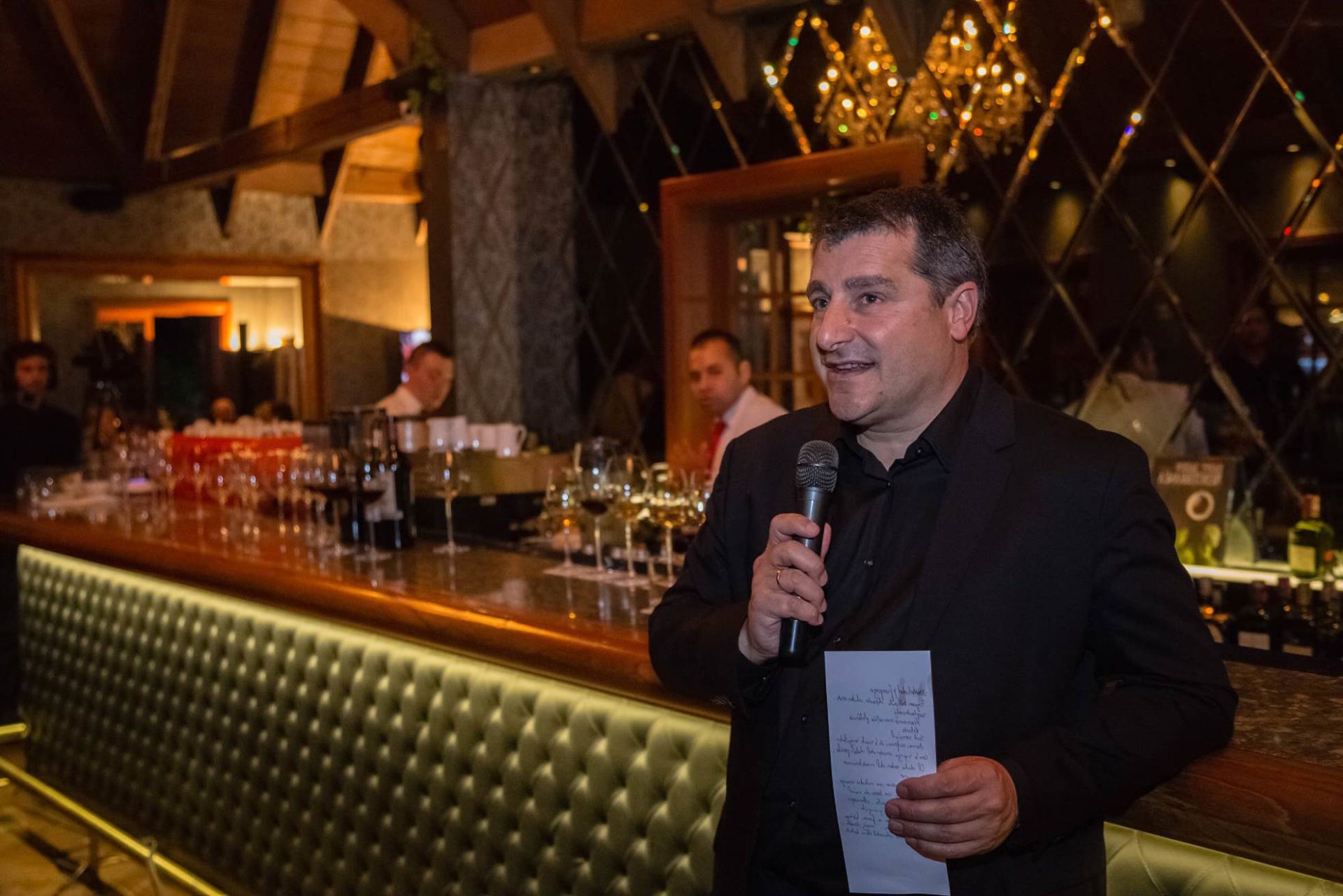 Fotografía de Josep Roca hablando a los invitados a la cena