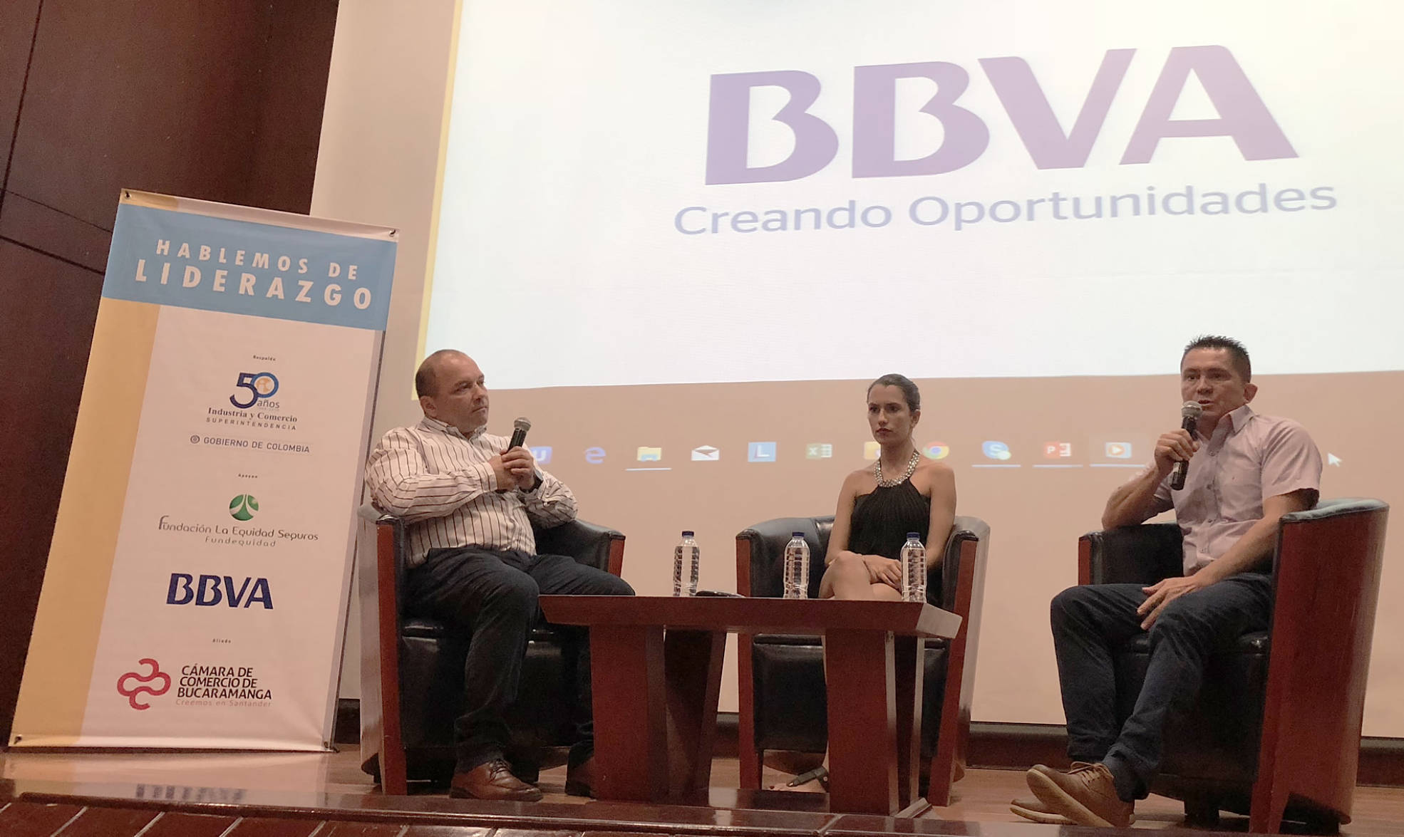 Mauricio-Flores-director-de-responsabilidad-corporativa-de-BBVA-acompañado-de-Samanta-Silva-y-Giovanni-Monsalve-de-la-UIS