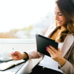 tablet-banca-digital-mujer-comercio-trabajo-bbva