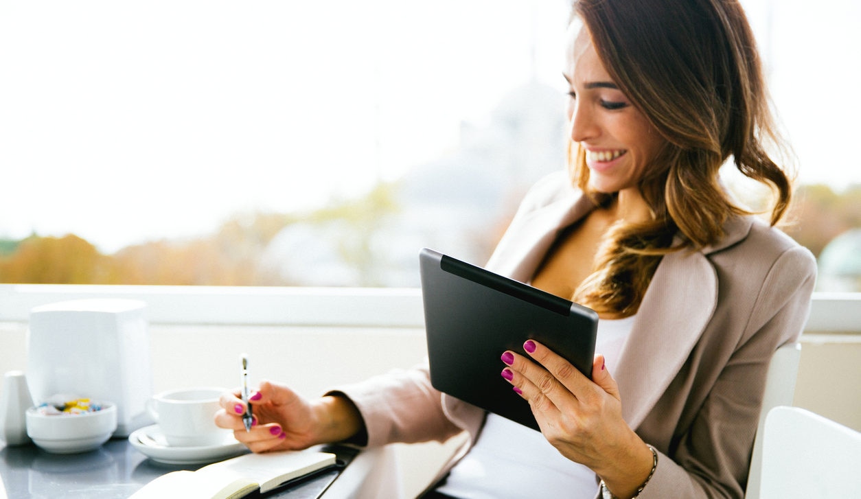 tablet-banca-digital-mujer-comercio-trabajo-bbva tablet-banca-digital-mujer-comercio-trabajo-bbva