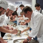 Andrea y Josep durante el servicio de la cena de la Gira BBVA en Barcelona, junto a Joan Roca