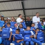 Óscar Cabrera, CEO de BBVA Colombia, entrega morrales a niños de Boyacá