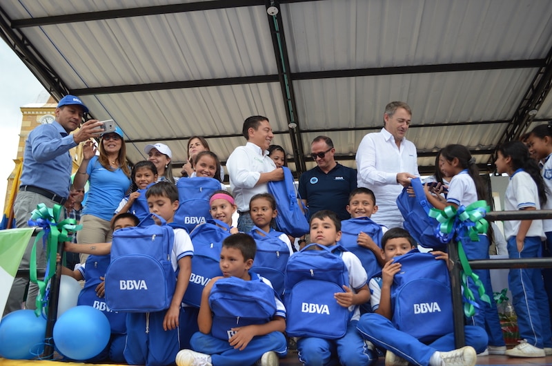 Óscar Cabrera, CEO de BBVA Colombia, entrega morrales a niños de Boyacá