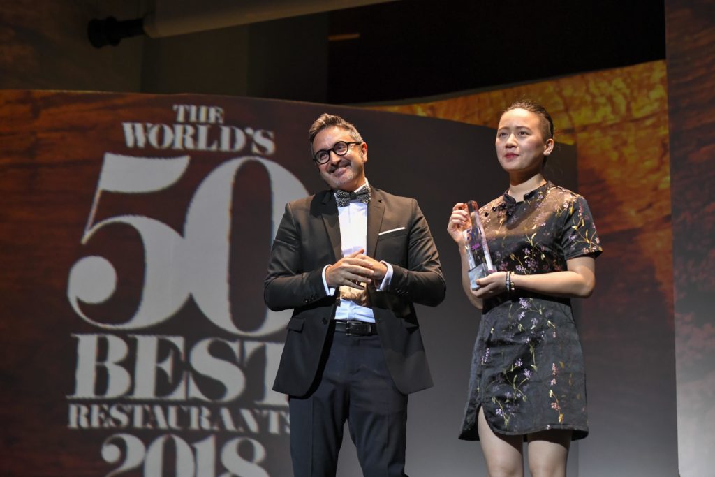Jessie Liu recibe la Beca 50 Best BBVA de manos de Óscar Moya, director global de Patrocinios y Contenido Corporativo de BBVA (Foto de The Worlds 50 Best Restaurants) Jessie Liu recibe la Beca 50 Best BBVA de manos de Óscar Moya, director global de Patrocinios y Contenido Corporativo de BBVA (Foto de The Worlds 50 Best Restaurants)