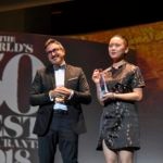 Jessie Liu recibe la Beca 50 Best BBVA de manos de Óscar Moya, director global de Patrocinios y Contenido Corporativo de BBVA (Foto de The Worlds 50 Best Restaurants)