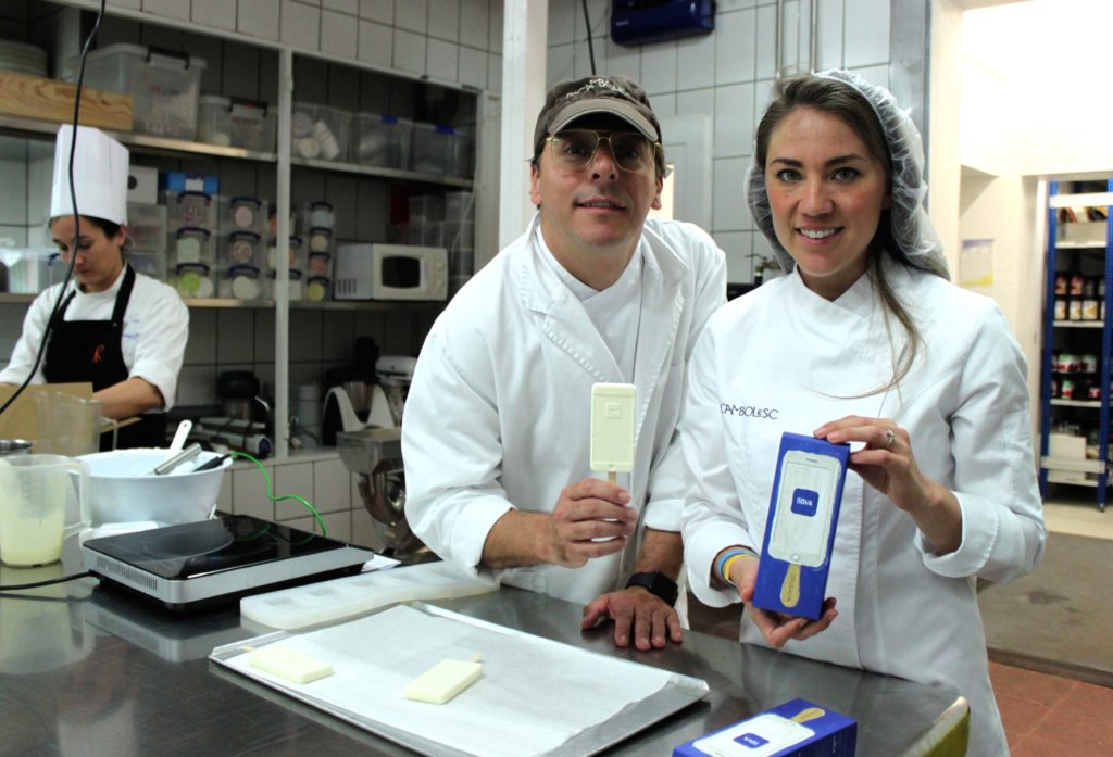 Jordi Roca y Alejandra Rivas presentan el Icephone, en el obrador de Rocambolesc
