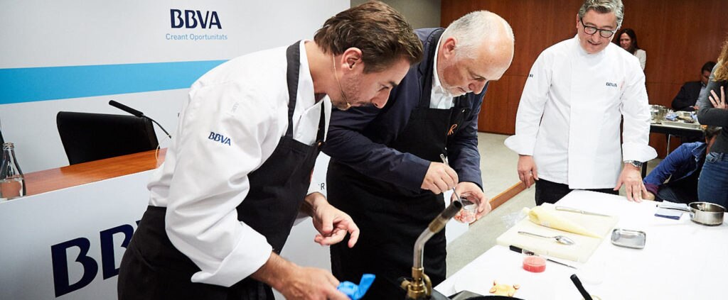 Jordi y Joan Roca explican a Christian Terribas, director territorial de BBVA en Barcelona, alguno de los platos tributo a Catalunya Jordi y Joan Roca explican a Christian Terribas, director territorial de BBVA en Barcelona, alguno de los platos tributo a Catalunya
