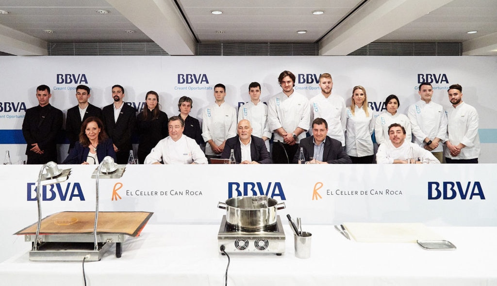 Los 13 aspirantes del CETT posan juanto a los hermanos Roca antes de preparar el servicio de la Gira BBVA Los 13 aspirantes del CETT posan juanto a los hermanos Roca antes de preparar el servicio de la Gira BBVA
